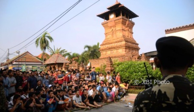 Warga mengantre nasi jangkrik saat puncak acara tradisi Buka Luwur Sunan Kudus di kawasan Masjid Menara Kudus, Jateng, Sabtu (30/9/2017). (JIBI/Solopos/Antara/Yusuf Nugroho)