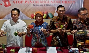 Wadir Reskrimsus Polda Jateng AKBP Haryo Sugiharto (dari kiri ke kanan), Kepala BPOM Semarang Endang Pudjiwati, Asisten Pemerintahan dan Kesra Jateng Edy Joko Pramono, dan Kepala Dinkes Jateng Yulianto Prabowo memperlihatkan barang bukti berbagai produk obat ilegal hasil operasi BPOM selama 2016-2017, di Kota Semarang, Jateng, Rabu (4/10/2017). (JIBI/Solopos/Antara/R. Rekotomo)