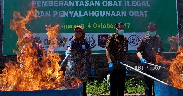 Kepala BPOM Semarang Endang Pudjiwati (dari kiri ke kanan), Asisten Pemerintahan dan Kesra Jateng Edy Joko Pramono, dan Kepala Dinkes Jateng Yulianto Prabowo melakukan pemusnahan obat ilegal hasil operasi BPOM 2016-2017, di Kota Semarang, Jateng, Rabu (4/10/2017). (JIBI/Solopos/Antara/R. Rekotomo)