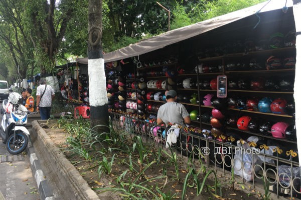 Suasana para pedagang helm di Jalan Kotabaru Jogja, menunggu pembeli, Rabu (4/10/2017). (Santi Afdilah/Harian Jogja)