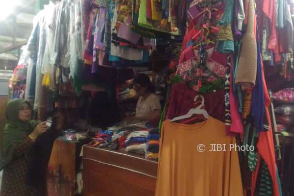 Pedagang pakaian dan pembeli saling bertransaksi di Pasar Lempuyangan, Selasa (10/10/2017). (Bernadheta Dian Saraswati/JIBI/Harian Jogja)