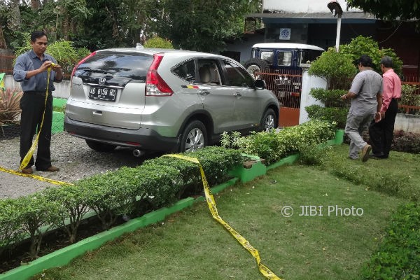 Petugas Polsek Pengasih melakukan olah tempat kejadian perkara terhadap kasus pencurian di sebuah perkantoran di wilayah Pengasih, Kulonprogo, Rabu (4/10/2017). (Rima Sekarani I.N./JIBI/Harian Jogja)