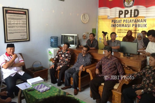 Ketua DPD Perindo Gunungkidul Agung Nugroho (kiri) saat melakukan audiensi dengan Komisioner KPU di ruang tamu PPID, KPU Gunungkidul. Senin (9/10/2017). (David Kurniawan/JIBI/Harian Jogja)