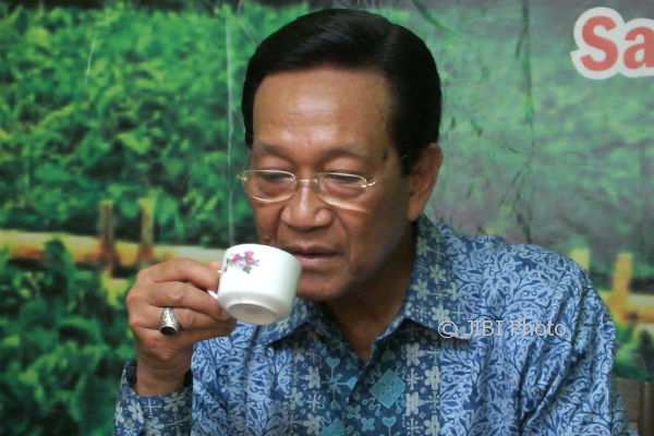 Gubernur DIY, Sultan Hamengku Buwono X, sedang mencicipi teh hasil produksi warga Menoreh, di sela peresmian PPTM, di Ngaliyan, Ngargosari, Samigaluh, Kamis (12/10/2017). (Uli Febriarni/JIBI/Harian Jogja)