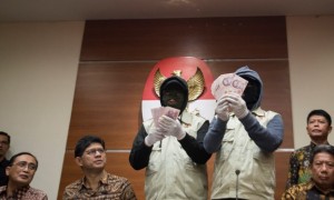 Dua penyidik menunjukkan barang bukti berupa 64.000 dolar Singapura disaksikan Wakil Ketua KPK Laode Muhammad Syarief (kedua kiri), Ketua Kamar Pengawasan Mahkamah Agung (MA) Sunarto (kiri), Juru Bicara MA Agung Suhadi (kanan) saat konferensi pers mengenai operasi tangkap tangan KPK di gedung KPK, Jakarta, Sabtu (7/10/2017). (JIBI/Solopos/Antara/Rosa Panggabean)