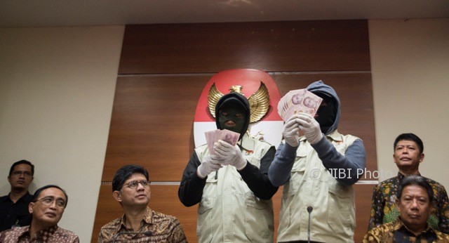 Dua penyidik menunjukkan barang bukti berupa 64.000 dolar Singapura disaksikan Wakil Ketua KPK Laode Muhammad Syarief (kedua kiri), Ketua Kamar Pengawasan Mahkamah Agung (MA) Sunarto (kiri), Juru Bicara MA Agung Suhadi (kanan) saat konferensi pers mengenai operasi tangkap tangan KPK di gedung KPK, Jakarta, Sabtu (7/10/2017). (JIBI/Solopos/Antara/Rosa Panggabean)