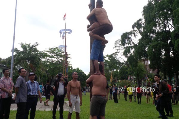 Peserta sedang berlomba-lomba menggapai hadiah dalam lomba panjat pinang di Balai Kota Jogja, Minggu (1/10/2017). (Ujang Hasanudin/JIBI/Harian Jogja)