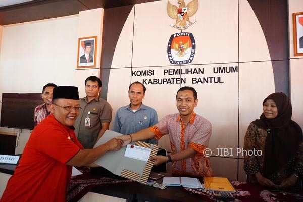 PDIP saat hadir di kantor KPU Bantul untuk penyerahan surat pernyataan untuk memundurkan penyerahan berkas menjadi Kamis (12/10/2017). (Herlambang Jati Kusumo/JIBI/Harian Jogja)
