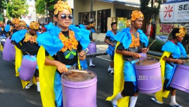 Rombongan grup musik drumblek tampil dalam pawai pembukaan Pesparawi Jateng di Kota Salatiga, Senin (9/10/2017). (JIBI/Solopos/Antara/Aloysius Jarot Nugroho)