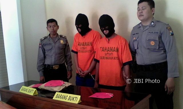 Polisi menunjukkan dua pemuda yang ditangkap setelah mencuri empat baliho, Rabu (4/10/2017), di Mapolres Madiun Kota. (Abdul Jalil/JIBI/Madiunpos.com)