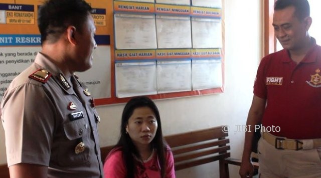 Yola, pemandu lagu di rumah hiburan karaoke di Gambilangu, Kaliwungu, Kendal, Jateng yang tega menusuk dada temannya pakai gunting, Rabu (4/9/2017). (Okezone.com-Sindonews)