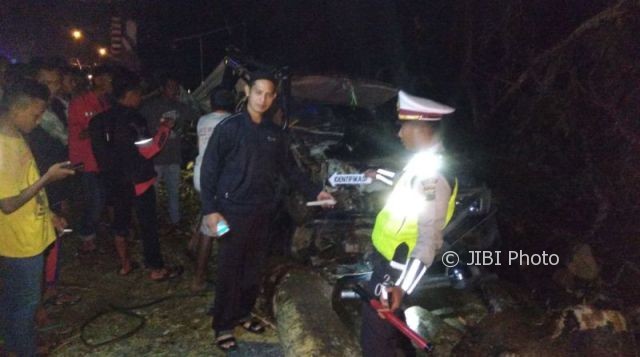 Evakuasi korban mobil tertimpa pohon tumbang di jalur jalan Cepu-Blora km 7, Blora, Jateng. Selasa (3/10/2017). (Okezone.com/Taufik Budi)