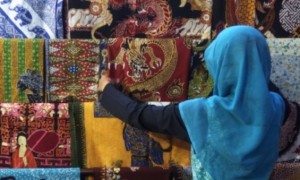 Penjaga stan menata kain batik Lasem pada pameran Cinta Indonesia Expo, di Mall Ciputra Semarang, Jateng, Jumat (6/10/2017). (JIBI/Solopos/Antara/R. Rekotomo)