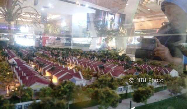Pengunjung memotret maket perumahan yang dipajang salah satu peserta Property Semarang Expo #8 di Mal Ciputra Semarang, Kamis (12/10/2017). (JIBI/Solopos/Antara/Zuhdiar Laeis)