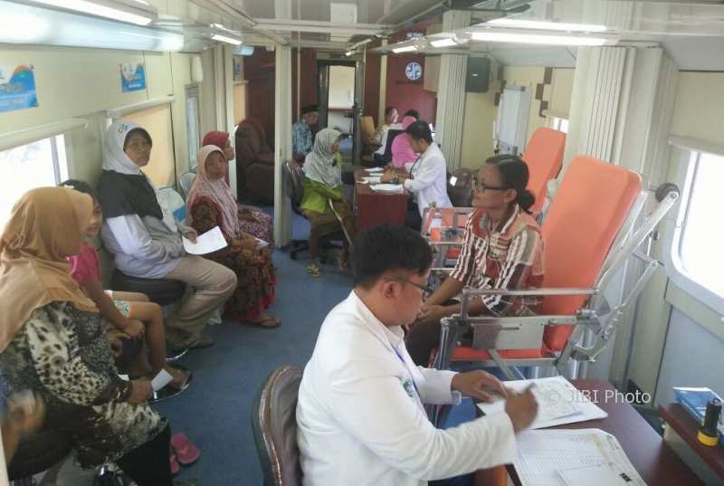 Warga mengantre untuk pemeriksaan kesehatan di kereta Rail Clinic di Stasiun Sukomoro, Nganjuk, Kamis (12/10/2017). (Istimewa/PT KAI Daops VII Madiun)