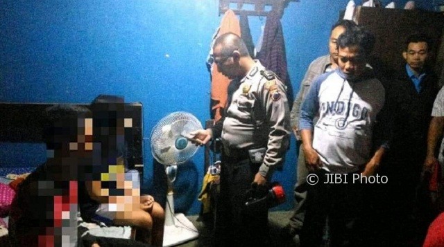 Petugas dari Polsek Kudus memeriksa pasangan tak resmi di rumah kos di Desa Jenggalan, Kecamatan Kudus, Kabupaten Kudus, Jateng, Kamis (5/10/2017) dini hari. (Instagram-@polreskudus)