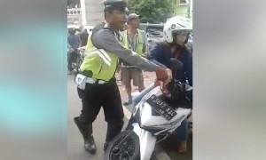 Seorang wanita berebut sepeda motor dengan polisi di dekat Lapangan Pancasila, Kalicacing, Kecamatan Sidomukti, Kota Salatiga, Jateng, Selasa (10/10/2017) sore. (Facebook.com-Tiex Jaranx Pulanx)