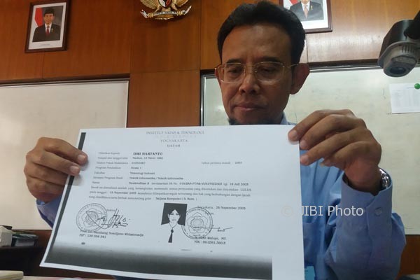 Rektor Akprind Amir Hamzah saat menunjukkan data-data foto copy berupa ijazah kelulusan Dwi Hartanto, Senin (9/10/2017). (Harian Jogja/Sunartono)