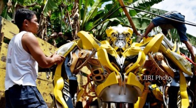 Perajin rumah produksi Kurnia Robot, Kadipurwo, Tengaran, Kabupaten Semarang, Jateng, Senin (9/10/2017), mengemas kerajinan kostum robot tokoh Bumblebee dalam film Transformers untuk dikirim ke Bali. (JIBI/Solopos/Antara/Aditya Pradana Putra)