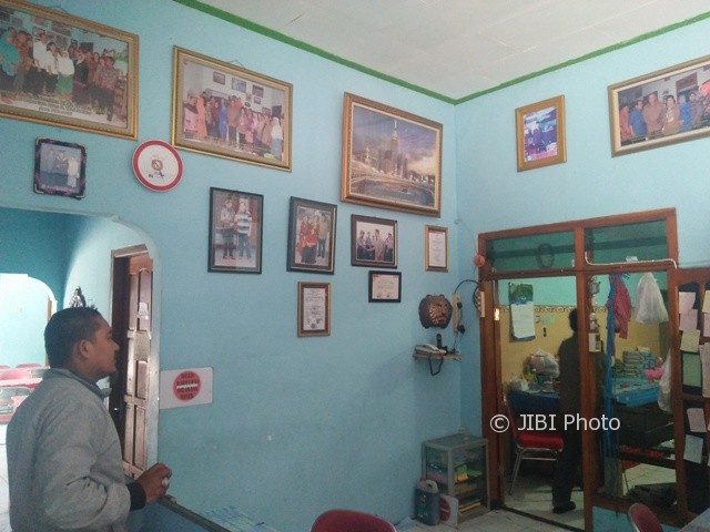 Berbagai foto terkait kunjungan dari pejabat maupun artis terpasang di dinding Rumah Makan Sate Tukri Sobikun di Ponorogo. (Abdul Jalil/JIBI/Madiunpos.com)