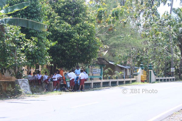 Suasana saat anak-anak SD N 3 Glagah berada di luar sekolah, untuk melihat kendaraan alat berat, di seberang sekolah mereka, Selasa (3/10/2017). (Uli Febriarni/JIBI/Harian Jogja)