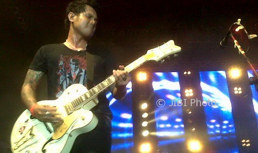 Aksi personel Superman Is Dead dalam sebuah konser. (Okezone)