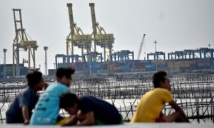 Sejumlah warga beraktivitas dengan latar belakang dinamika bongkar muat peti kemas di Pelabuhan Tanjung Emas, Semarang, Jateng, Senin (2/10/2017). (JIBI/Solopos/Antara/Aditya Pradana Putra)