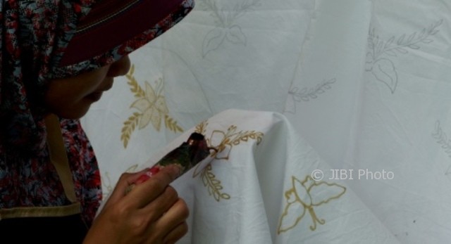 Peserta Uji Kompetensi Pekerja Batik mempraktikan pembuatan batik tulis di Kampoeng Batik Semarang, Jateng, Senin (2/10/2017). (JIBI/Solopos/Antara/R. Rekotomo)