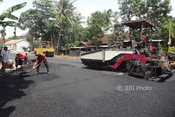 Sejumlah pekerja melakukan pengaspalan terhadap bagian ujung jalan layang Ngelo di Sentolo, Kulonprogo, Senin (4/12/2017). (Rima Sekarani I.N./JIBI/Harian Jogja)