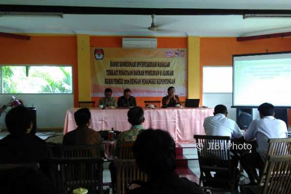 Komisi Pemilihan Umum (KPU) Kabupaten Kulonprogo menggelar Rapat Koordinasi Inventarisasi Masalah terkait Penataan Daerah Pemilihan dan Alokasi Kursi Pemilu 2019 di RM Nggirli, Wates, Kulonprogo, Rabu (20/12/2017). (Rima Sekarani I.N/JIBI/Harian Jogja)