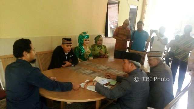Petugas KUA Laweyan menikahkan pasangan Aditya Bagus Febriyanto, 27, dan Ratri Listyorini, 30, di Mapolsek Laweyan, Jumat (26/1/2018). (Muhammad Ismail/JIBI/SOLOPOS)