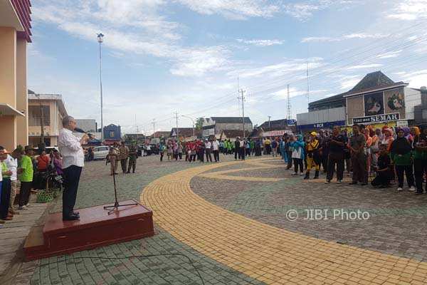 Warga bantul siap bersihkan wilayah Pasar Bantul dalam Gropyok Sampah, Jumat (5/1/2017). (Salsabila Annisa Azmi/JIBI/Harian Jogja)