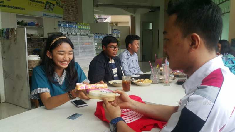Astra Motor berikan kejutan pada konsumen setia AHASS dengan mendatangi konsumen untuk memberikan coklat dan AHASS Smart Card (Astra Motor Jateng)