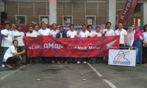 Puluhan karyawan PT Pos Indonesia Cabang Solo berfoto dengan tim Honda Astra Motor Jateng seusai pelathan Honda Safety Riding. (Istimewa)