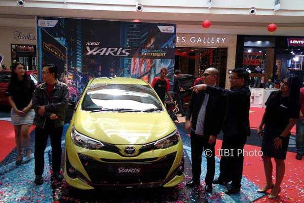 Marketing Director Nasmoco Group, Hartono Dinata (kedua dari kanan), tengah berbincang dengan Area General Manager TAM, Dicky Zulkarnaen, di sela peluncuran New Yaris di Mal Paragon, Semarang, Kamis (22/2/2018). (JIBI/Semarangpos.com/Imam Yuda S.)