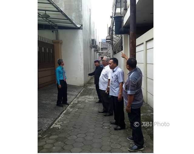 Ketua Komisi II DPRD Solo, Y.F. Sukasno (dua dari kiri), saat sidak bangunan yang menyalahi IMB di Gang Kepareng 2, Jl. dr. Radjiman, Rabu (28/3/2018). (Istimewa)