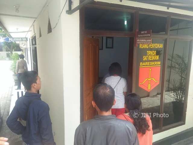 Sejumlah pedagang Alun-alun Mejayan memasuki ruangan Unit III Pidana Korupsi Polres Madiun, Rabu (28/3/2018). (Abdul Jalil/JIBI/Madiunpos.com)