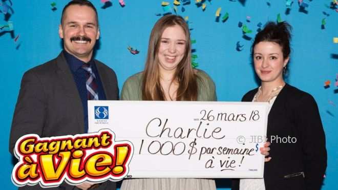 Charlie (tengah) saat mendapat hadiah lotere (Loto Quebec)