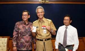 Foto dokumentasi Ganjar Pranowo kala Bank Rakyat Indonesia (BRI) meluncurkan Kartu Tani untuk provinsi Jateng, Februari 2015. (biroinfrasda.jatengprov.go.id)