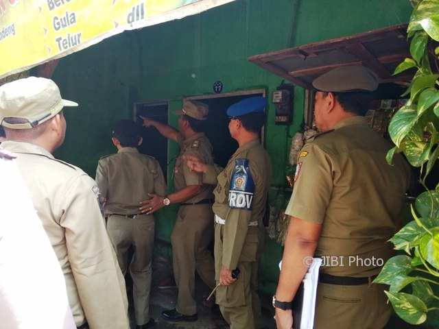 Petugas Satpol PP mendata hunian tak berizin di wilayah Kentingan baru, Jebres, Kamis (22/3/2018). (Nadia Lutfiana Mawarni/JIBI/Solopos)