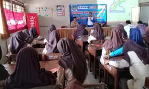 Siswi SMK PGRI Sukoharjo menerima penyuluhan instruktur Safety Riding Honda (Istimewa)
