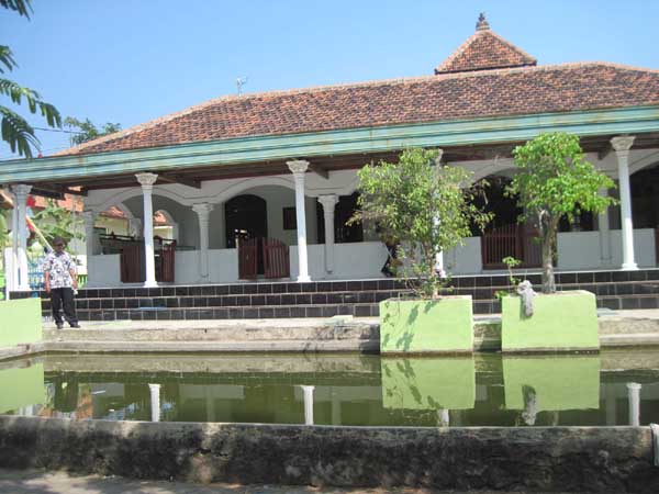 <i>BLUMBANG</i><i>—Masjid Wonokusumo yang berada di Dukuh Wonotoro, Desa Catur, Kecamatan Sambi, masih mempertahankan blumbang sedalam 2,5 meter di depan kompleks masjid sebagai bagian dari sejarah Alas Wanatara. Foto diambil Kamis (18/8).</i>