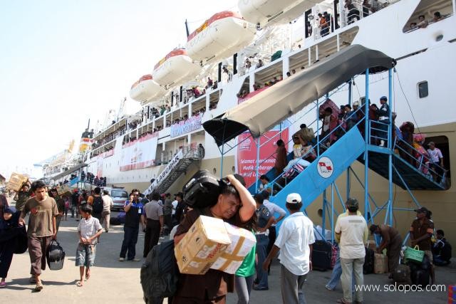 TRANSPORTASI LAUT -- Suasana naik- turun penumpang di KM Labobar rute Pelabuhan Soekarno Hatta Makassar-Pelabuhan Tanjung Perak Surabay beberapa waktu lalu. Pejabat baru Menteri Perhubungan diharapkan bisa menerapkan berbagai terobosan untuk memajukan sektor transportasi laut yang selama ini terkesan terabaikan. (JIBI/Bisnis Indonesia/dok)
