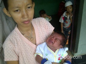 Seorang bayi teteskan darah saat menangis