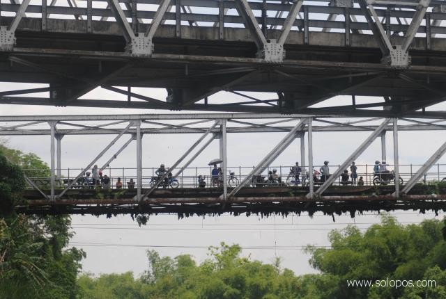 BERHENTI DI JEMBATAN-