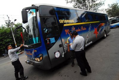 TEKAN LAKALANTAS: Puluhan Bus AKDP dan AKAP Diperiksa Tim Gabungan