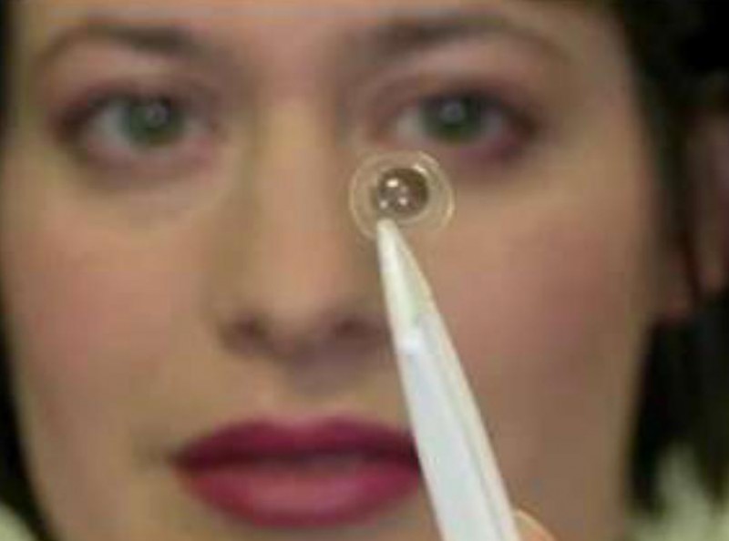Bagaimana Hukum Memakai Softlens Saat Puasa?