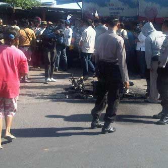 BENTROK ORMAS VS WARGA: 2 Luka, 1 Motor Dibakar