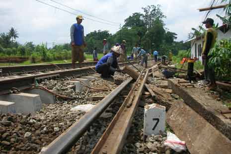 JALUR KERETA API : Rel Ganda Kedungbanteng-Madiun-Jombang Dibangun Tahun Ini