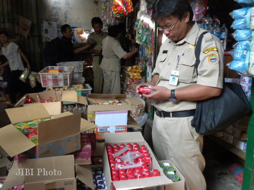 SIDAK MAKANAN DAN MINUMAN: Tim Pengawas Temukan Makanan Kedaluarsa
